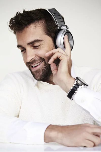 Homem sorridente em fones de ouvido — Fotografia de Stock