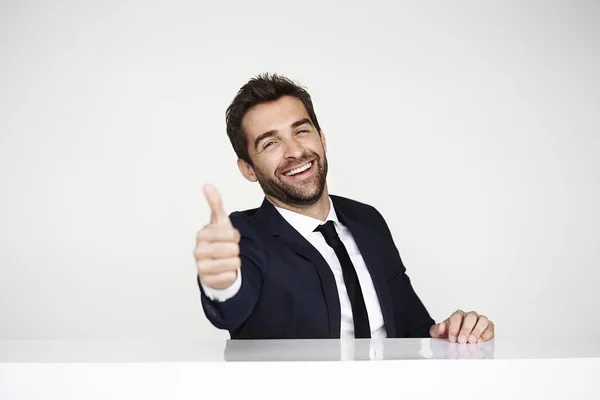 Uomo d'affari sorridente con pollice in su — Foto Stock