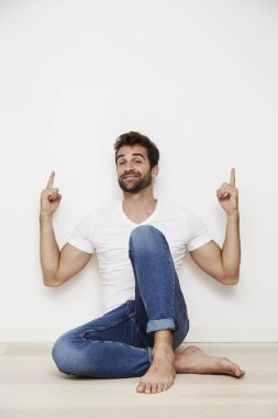 yakışıklı adam yukarı dönük