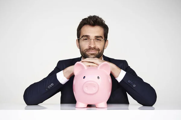 Lächelnder Geschäftsmann mit Sparschwein — Stockfoto