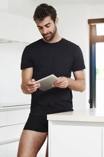 Homem usando tablet digital — Fotografia de Stock