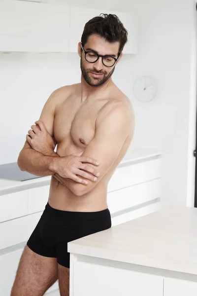 Uomo barbuto in biancheria intima nera — Foto Stock