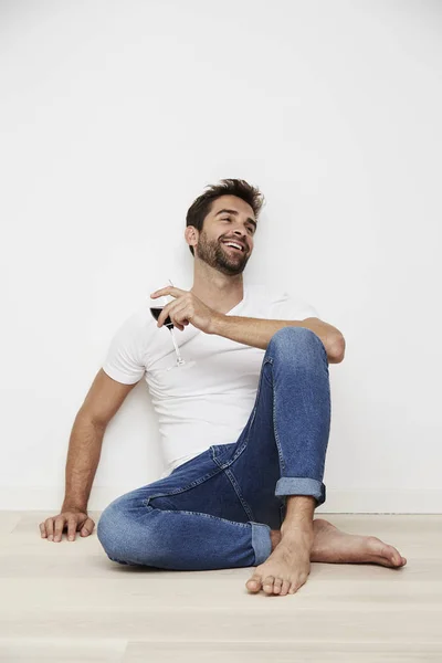 Homem relaxante com vinho tinto — Fotografia de Stock