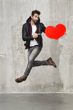 Yakışıklı adam kalp ile atlama