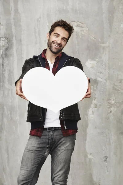 Hombre guapo sosteniendo el corazón blanco —  Fotos de Stock