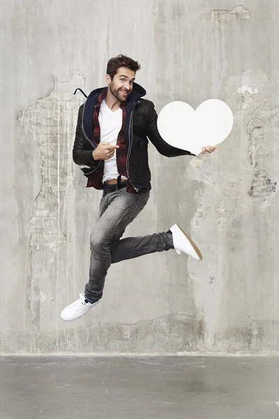 Hombre saltando con el corazón de San Valentín —  Fotos de Stock