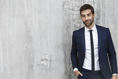 Takım Elbiseli Yakışıklı Adam  