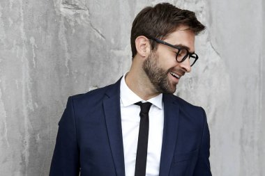 Adam gülüyor gözlük 