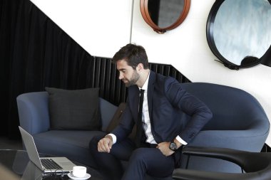 Dizüstü bilgisayar kullanan iş adamı