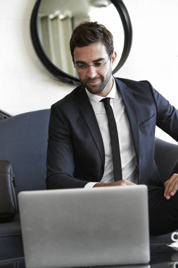 Dizüstü bilgisayarda çalışan iş adamı