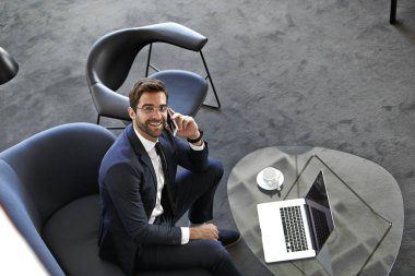 Telefon kullanan meşgul işadamı