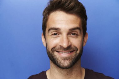 gülümseyen yakışıklı adam 