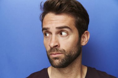 Endişeli sakallı adam 