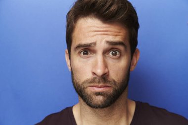 Endişeli sakallı adam