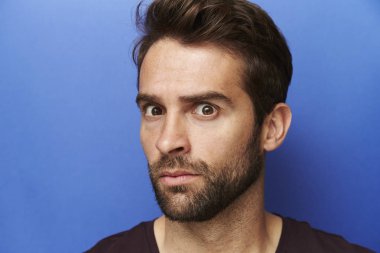 Rahatsız sakallı adam