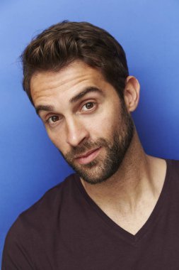 Yakışıklı sakallı adam.