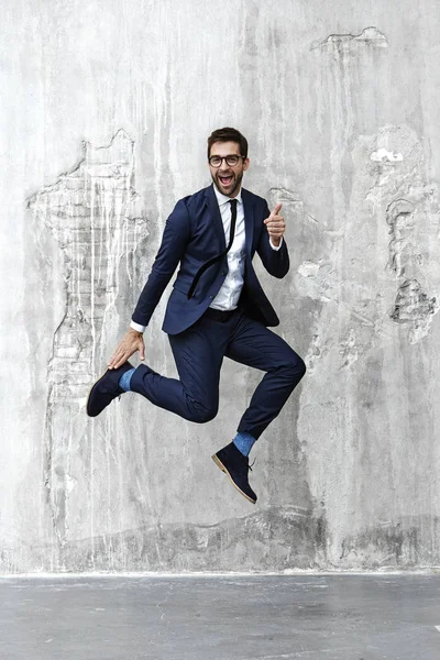 Glücklicher Mann springt — Stockfoto
