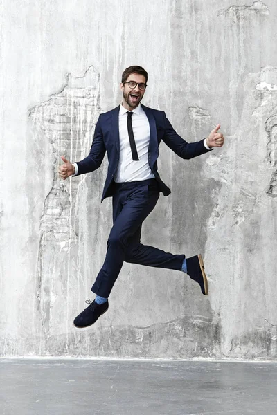 Geschäftsmann springt in die Luft — Stockfoto