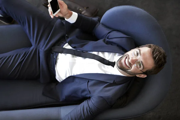 Podnikatel relaxační na pohovce — Stock fotografie