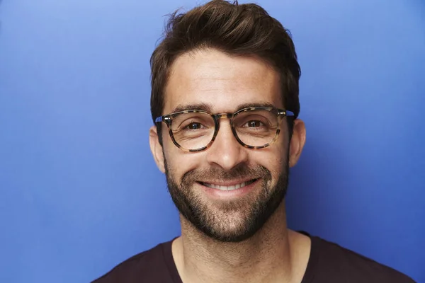 Homem feliz com óculos — Fotografia de Stock