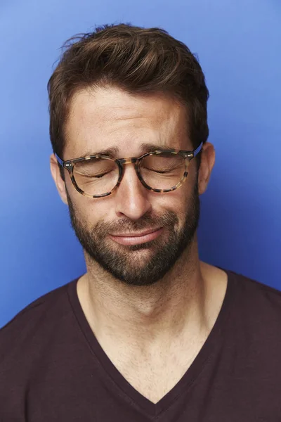 Muž pláče v brýlích — Stock fotografie