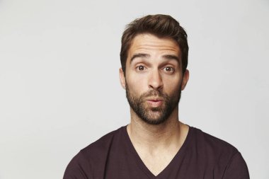 Şaşırmış sakallı adam