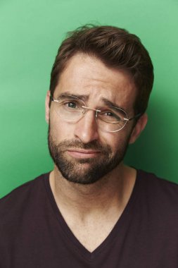 Endişeli sakallı adam