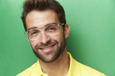 Sarı gömlek gülümseyen adam