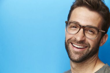 Bardaklarda gülen adam