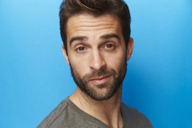 Yakışıklı sakallı adam.