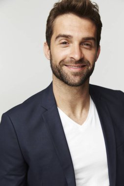 Takım elbise ceketi giyen mutlu adam