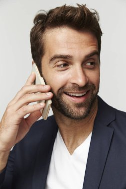 telefon üzerinde gülümseyen adam 