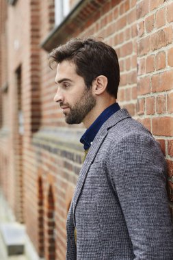 Yakışıklı sakallı adam.