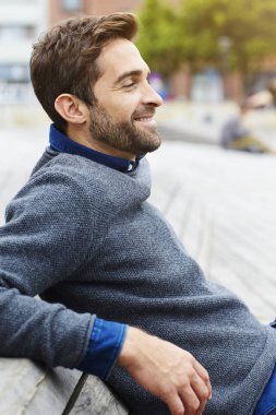 Gri süveterli yakışıklı adam 