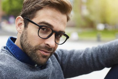 gözlük yakışıklı adam