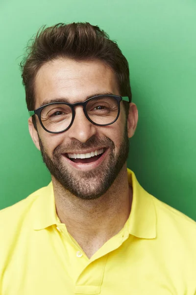 Glücklicher Mann im gelben Hemd — Stockfoto