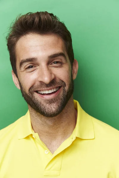 Homem sorridente em camisa de pólo amarelo — Fotografia de Stock