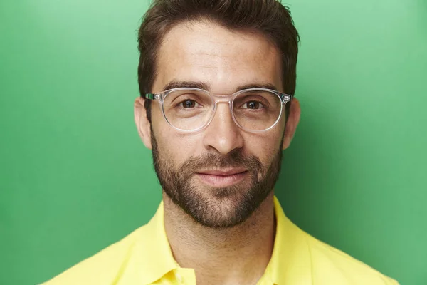 Selbstbewusster Mann mit Brille — Stockfoto