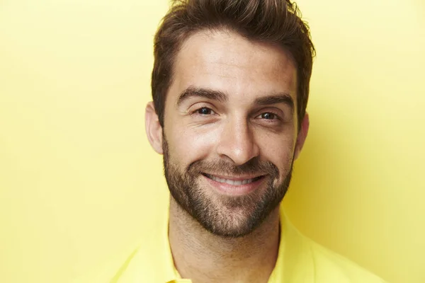 Улыбающийся человек в жёлтой рубашке — стоковое фото