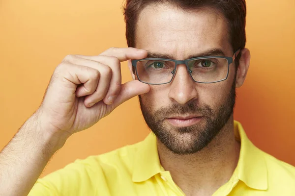 Schöner Mann mit Brille — Stockfoto