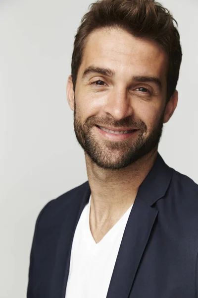 Hombre sonriente con chaqueta de traje — Foto de Stock