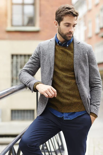 Hombre guapo en suéter y chaqueta — Foto de Stock