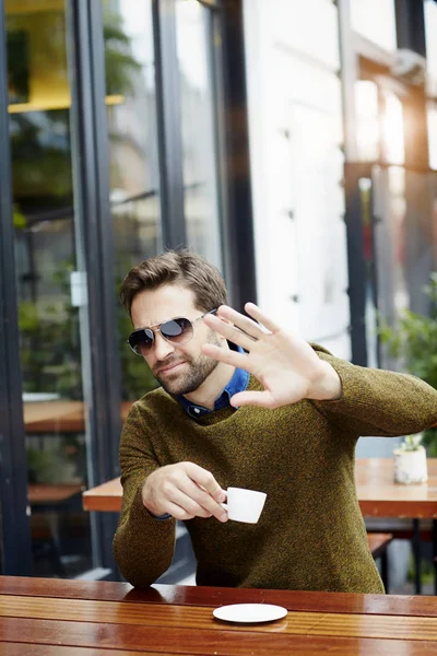 Uomo gesticolando sopra tazza di caffè — Foto Stock