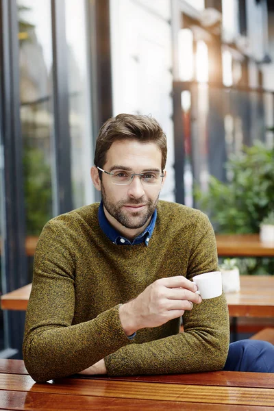 Man in brillen houden koffiekopje — Stockfoto