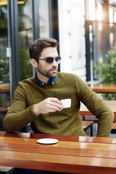 Man met koffiebeker — Stockfoto