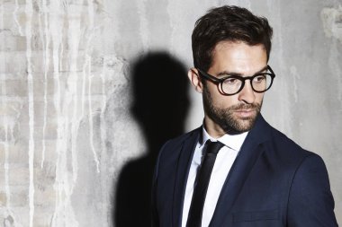 Akıllı ve ciddi bir adam 