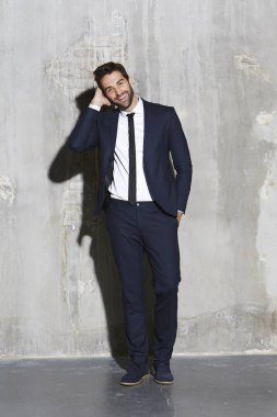 Takım elbiseli keskin giyimli adam