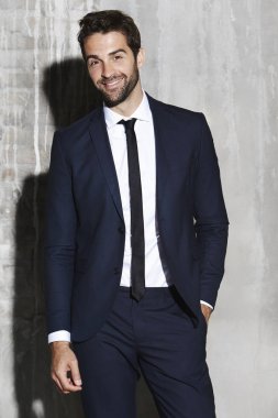 takım elbise gülen adam 