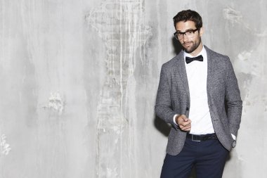 gözlük yakışıklı adam