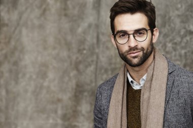 Gözlük yakışıklı sakallı adam 